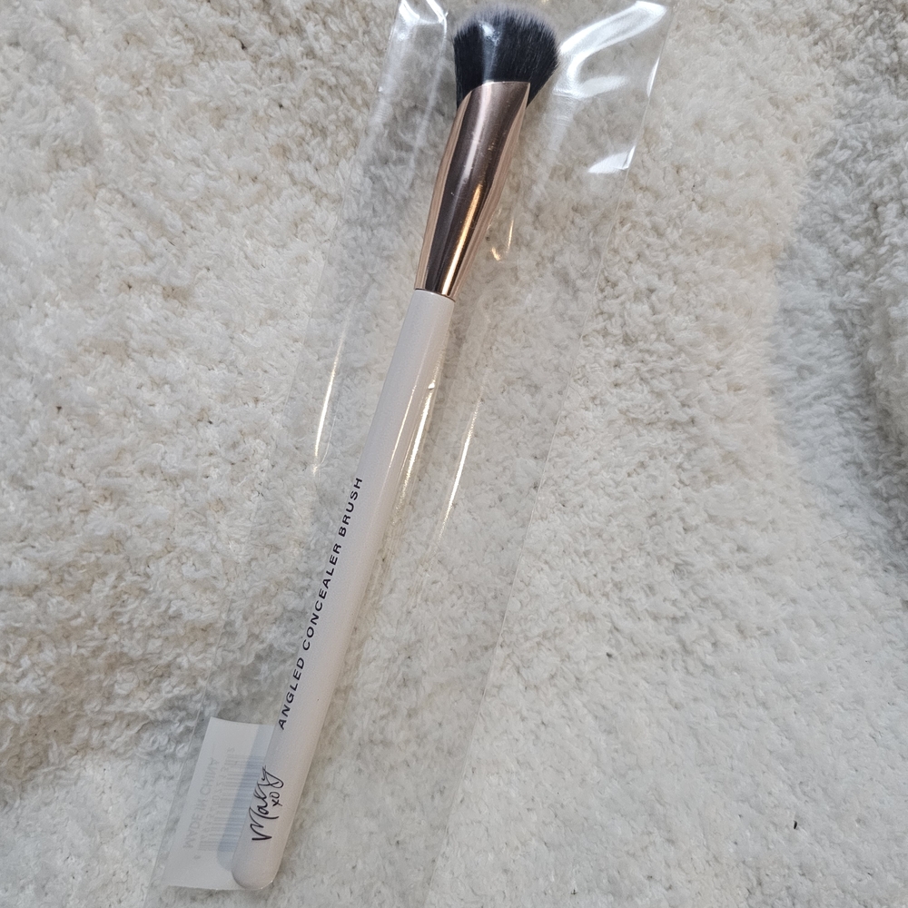Mally Beauty Angled Concealer Brush